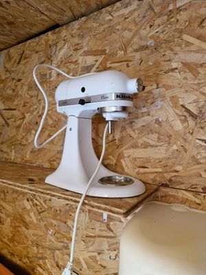 un mixeur blanc posé sur une étagère dans une pièce