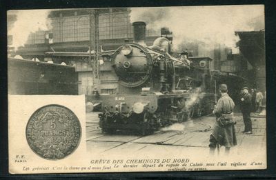 une photo en noir et blanc d'un train sur les rails