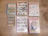 plusieurs livres pour enfants sont alignés sur une table en bois