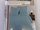 emballage d'un ensemble de literie bleue comprenant un oreiller et une taie d'oreiller