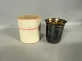une paire de tasses anciennes en fer-blanc avec leurs couvercles et un couvercle en liège