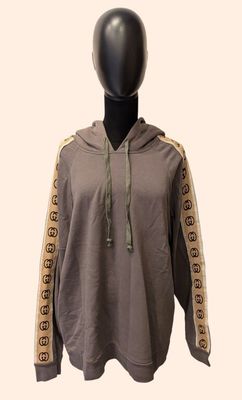 le mannequin porte un sweat à capuche sur lequel est représenté un autre sweat à capuche