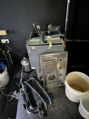 une photo d'une pièce où l'on voit beaucoup de matériel posé par terre