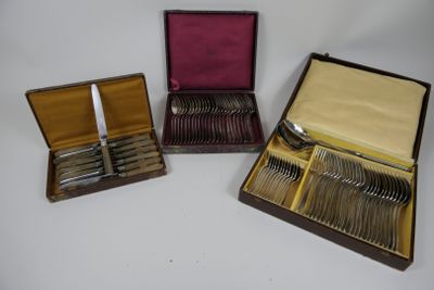 trois types d'argenterie différents dans un coffret