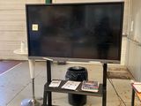 une télévision à écran plat posée sur un meuble dans un garage