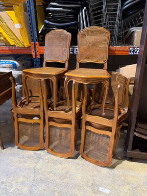 a lot of chairs that are sitting in a room