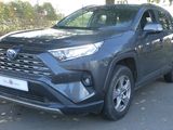 La Toyota RAV est garée sur le bord de la route.