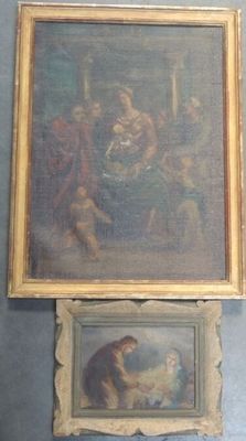 deux tableaux représentant un homme et une femme sont accrochés au mur