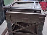 une machine posée sur le sol dans le garage
