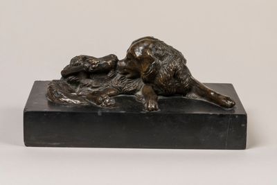 sculpture en bronze représentant un chien et un chat sur un socle noir