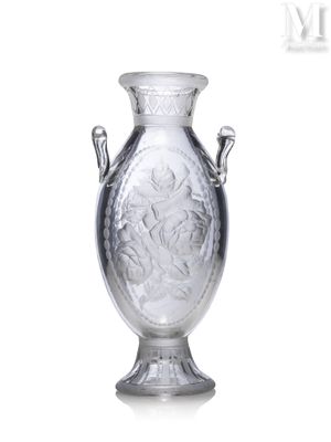un vase en verre posé sur une surface blanche