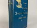 la couverture d'un livre bleu orné d'une inscription dorée