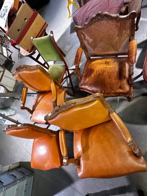 Il y a de nombreux types de chaises dans cette pièce