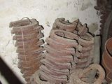 une pile d'engrenages rouillés dans une pièce