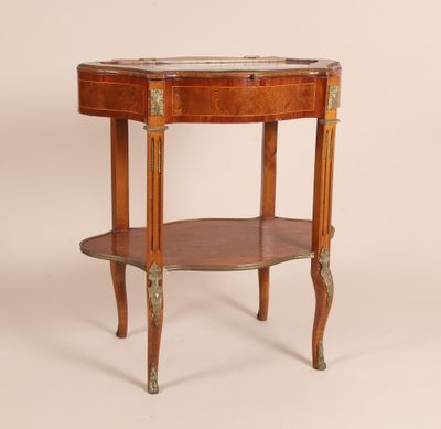 table d'appoint dans le style de [nom de personne]