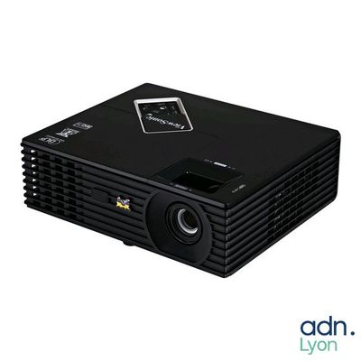 un projecteur noir posé sur une surface blanche