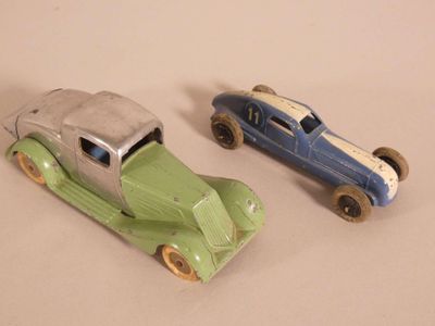 deux voitures jouets assises l'une à côté de l'autre sur une table