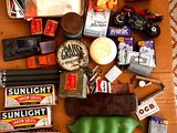 une boîte remplie d'objets posés sur une table
