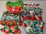 trois maillots de bain suspendus à un cintre accroché au mur