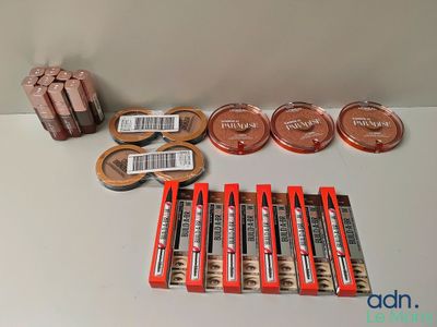 tout un tas de rouges à lèvres de toutes sortes sur la table