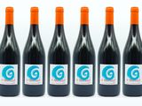 six bouteilles de vin rouge sont alignées