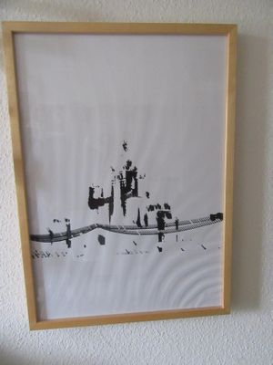 une photo d'une photo d'une ville accrochée au mur