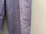 un gros plan sur un pantalon accroché au mur