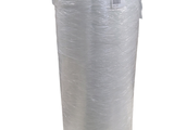 un grand rouleau de film plastique transparent emballé dans du plastique