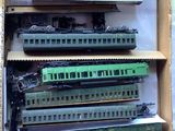une boîte contenant tout un tas de petits trains