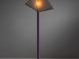 une lampe posée sur une table sur laquelle se trouve un ventilateur