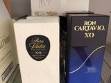 deux cartons de vin posés sur une étagère en métal
