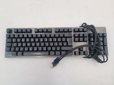 un clavier d'ordinateur posé sur une table