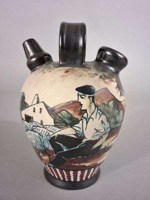 un vase avec un tableau posé sur une table