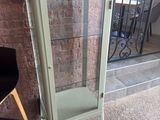 une vitrine en verre munie d'une porte