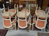 six chaises et une table au milieu d'une pièce