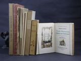 plusieurs livres sont empilés sur une table