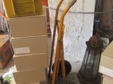 des cartons empilés les uns sur les autres à côté d'un diable