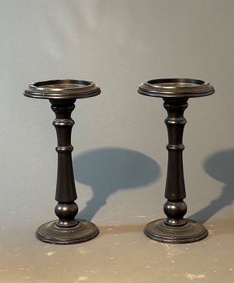 deux bougeoirs en métal posés sur une table