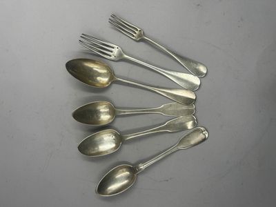 cinq cuillères et deux fourchettes disposées en cercle