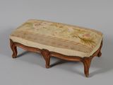 un petit banc orné d'un motif floral