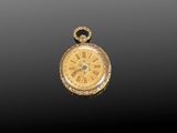 une image d'une montre de poche en or avec des chiffres romains sur le cadran
