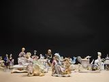 de nombreuses figurines posées sur une table, sur fond noir