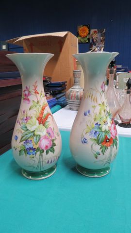 Paire de vases en porcelaine à décor floral (accident) H 34