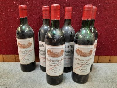 quatre bouteilles de vin sont alignées sur une table