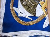 une écharpe bleue et blanche sur laquelle est représenté un bateau