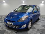 la photo d'une voiture bleue garée dans un garage