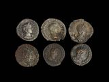 six pièces de monnaie romaines sur fond noir