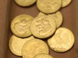 beaucoup de pièces d'or posées sur une table