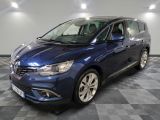 une voiture bleue garée dans un garage au sol en damier