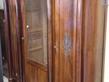 un grand meuble en bois dans le coin d'une pièce